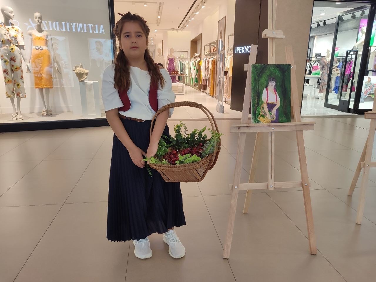 Minik ressamların resimleri Bahçelievler’de sergilendi