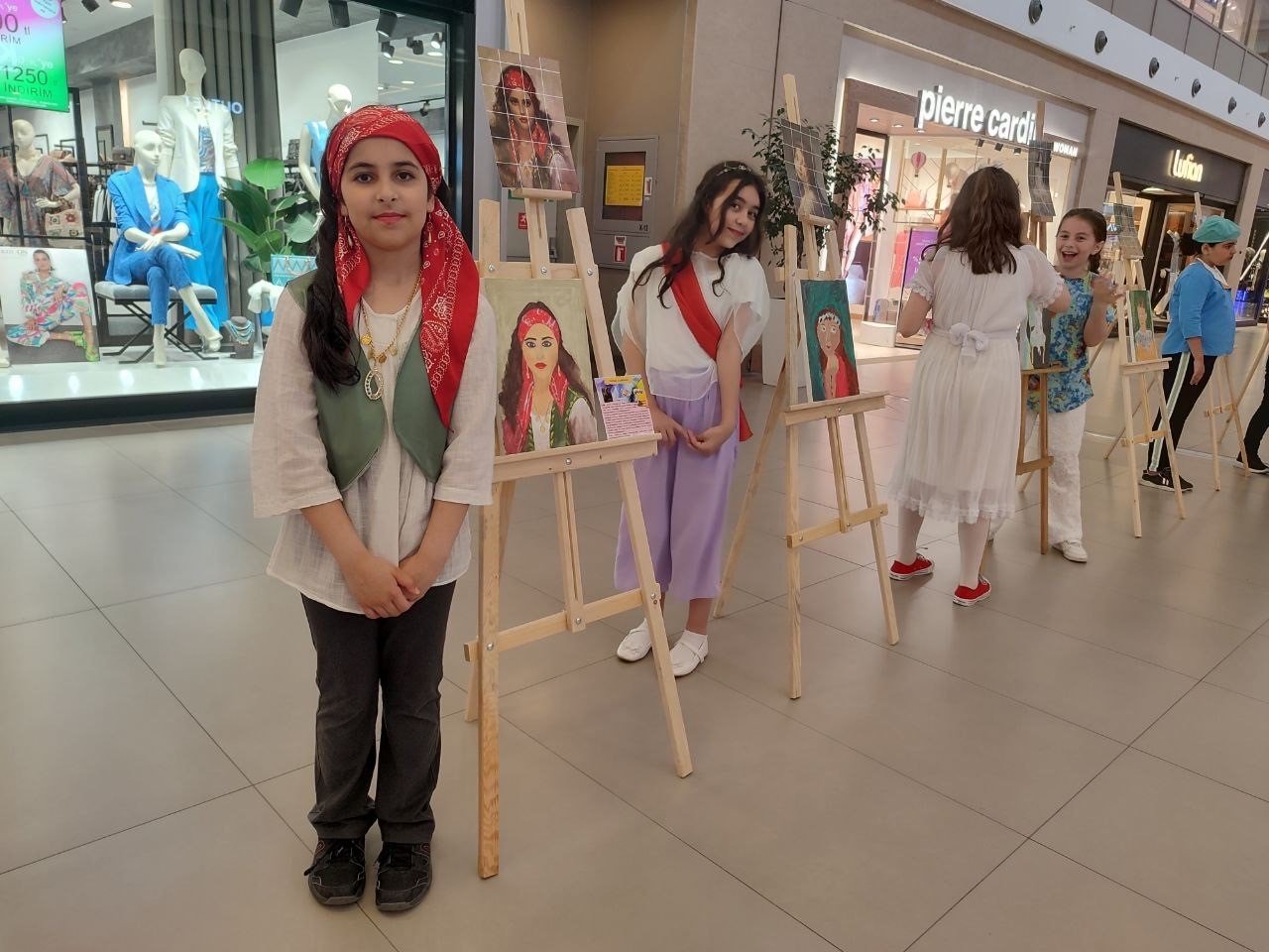 Minik ressamların resimleri Bahçelievler’de sergilendi