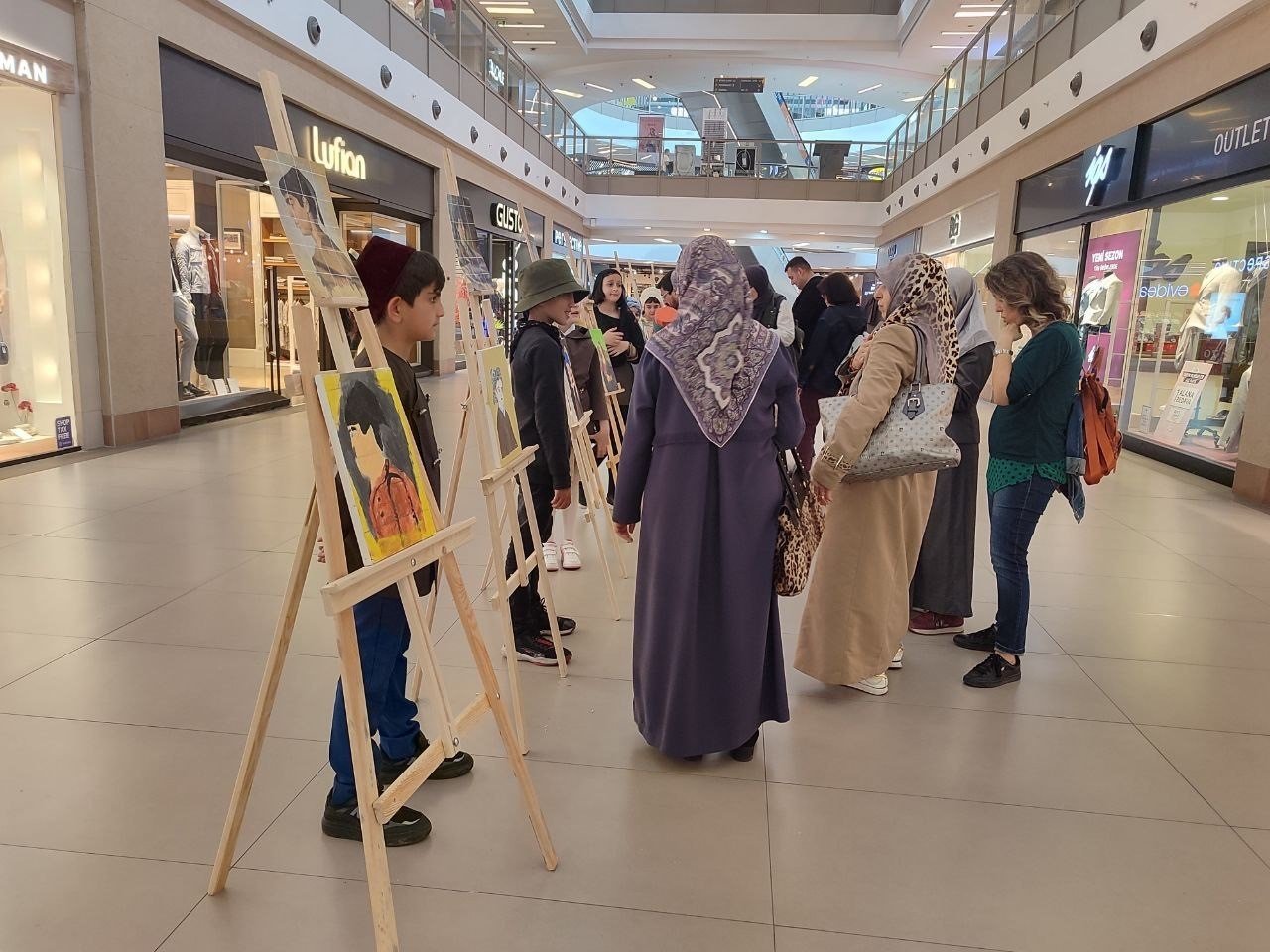 Minik ressamların resimleri Bahçelievler’de sergilendi