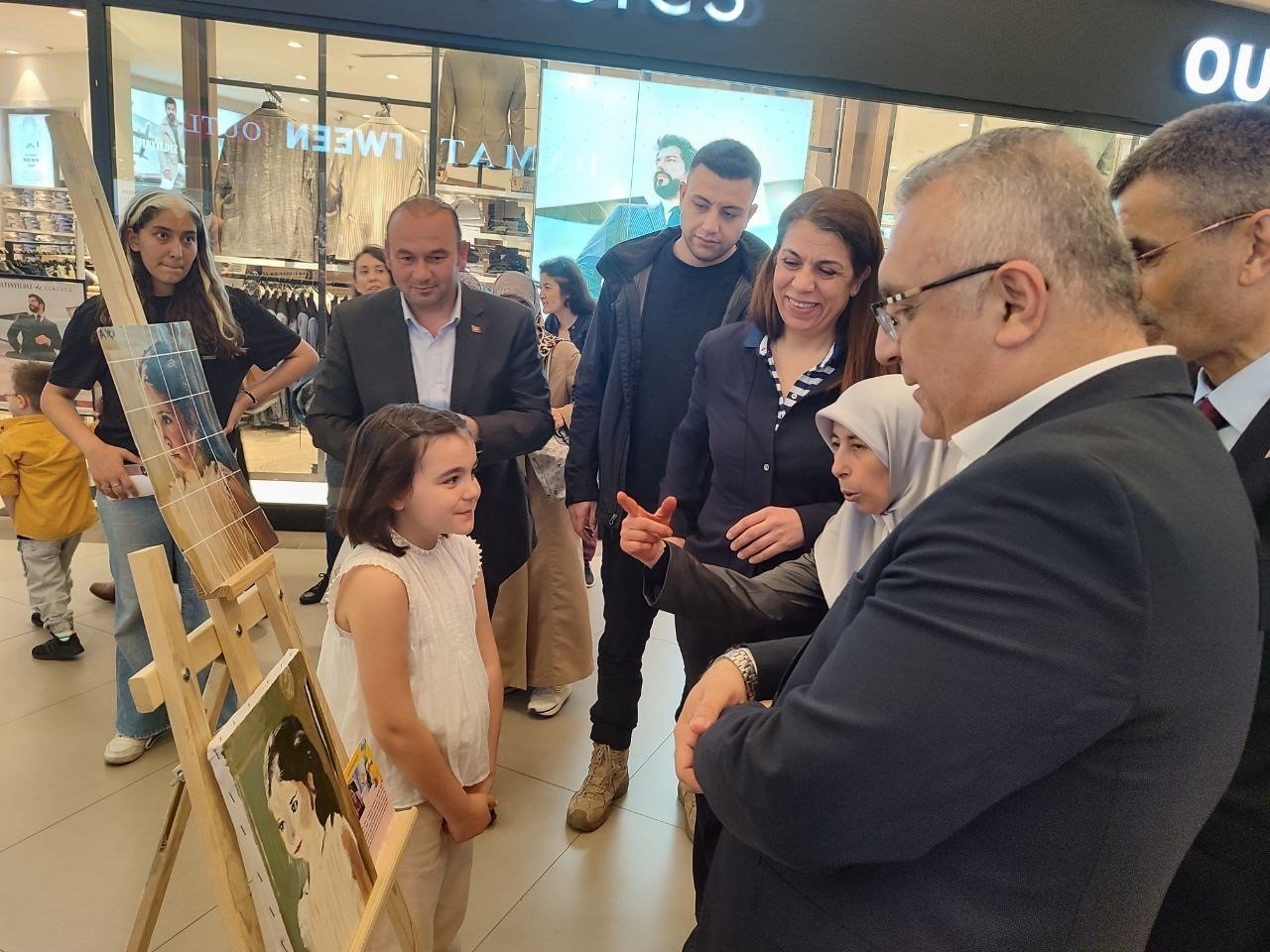 Minik ressamların resimleri Bahçelievler’de sergilendi