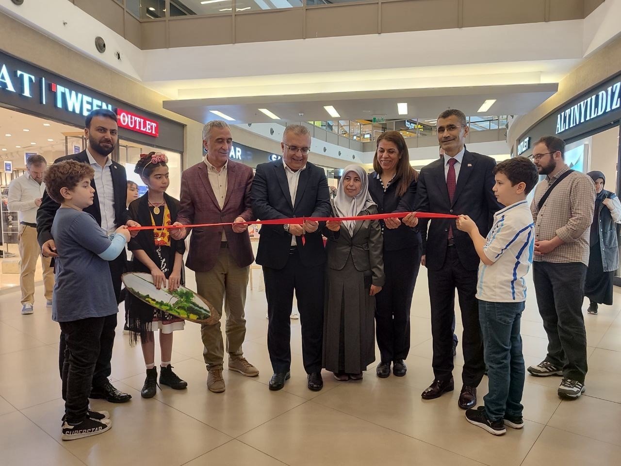 Minik ressamların resimleri Bahçelievler’de sergilendi