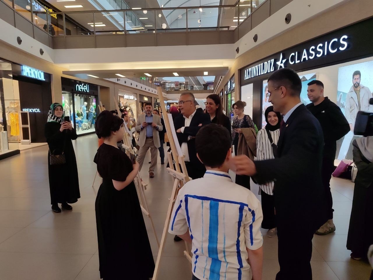 Minik ressamların resimleri Bahçelievler’de sergilendi