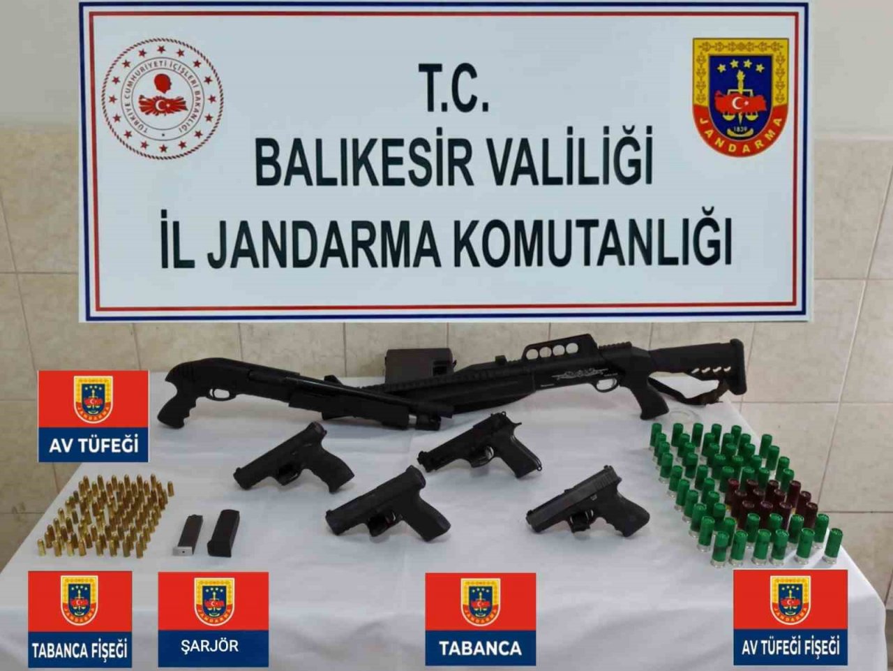 Jandarmadan silah ve mühimmat ticareti yapan örgüte darbe