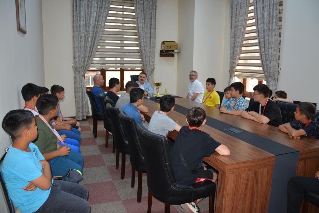 Kaymakam Odabaş, şampiyon güreşçileri makamında ağırladı