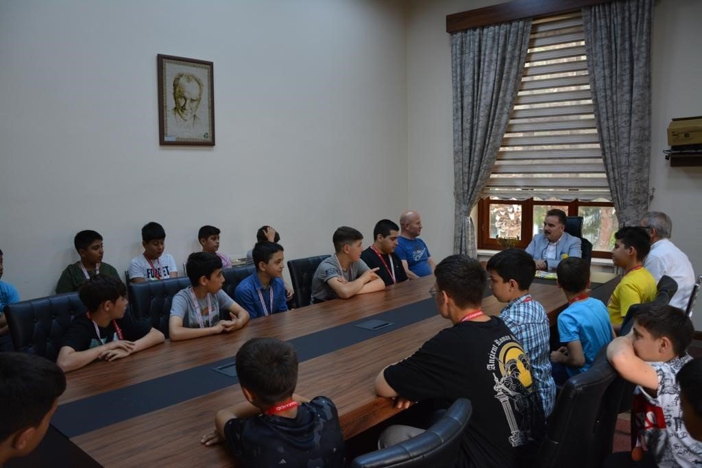 Kaymakam Odabaş, şampiyon güreşçileri makamında ağırladı