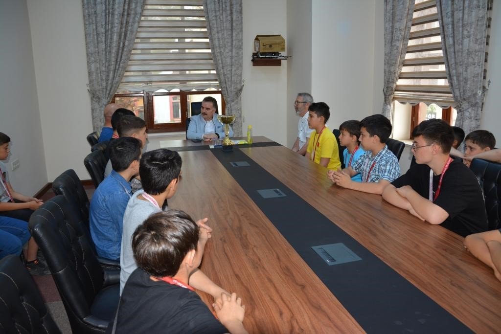 Kaymakam Odabaş, şampiyon güreşçileri makamında ağırladı