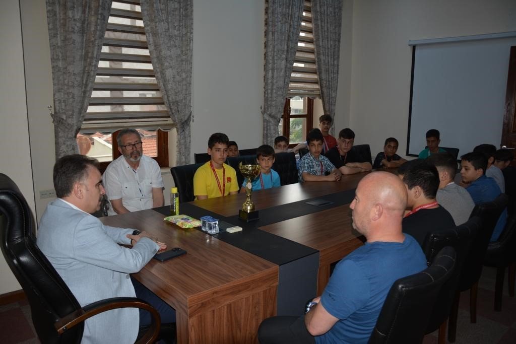 Kaymakam Odabaş, şampiyon güreşçileri makamında ağırladı