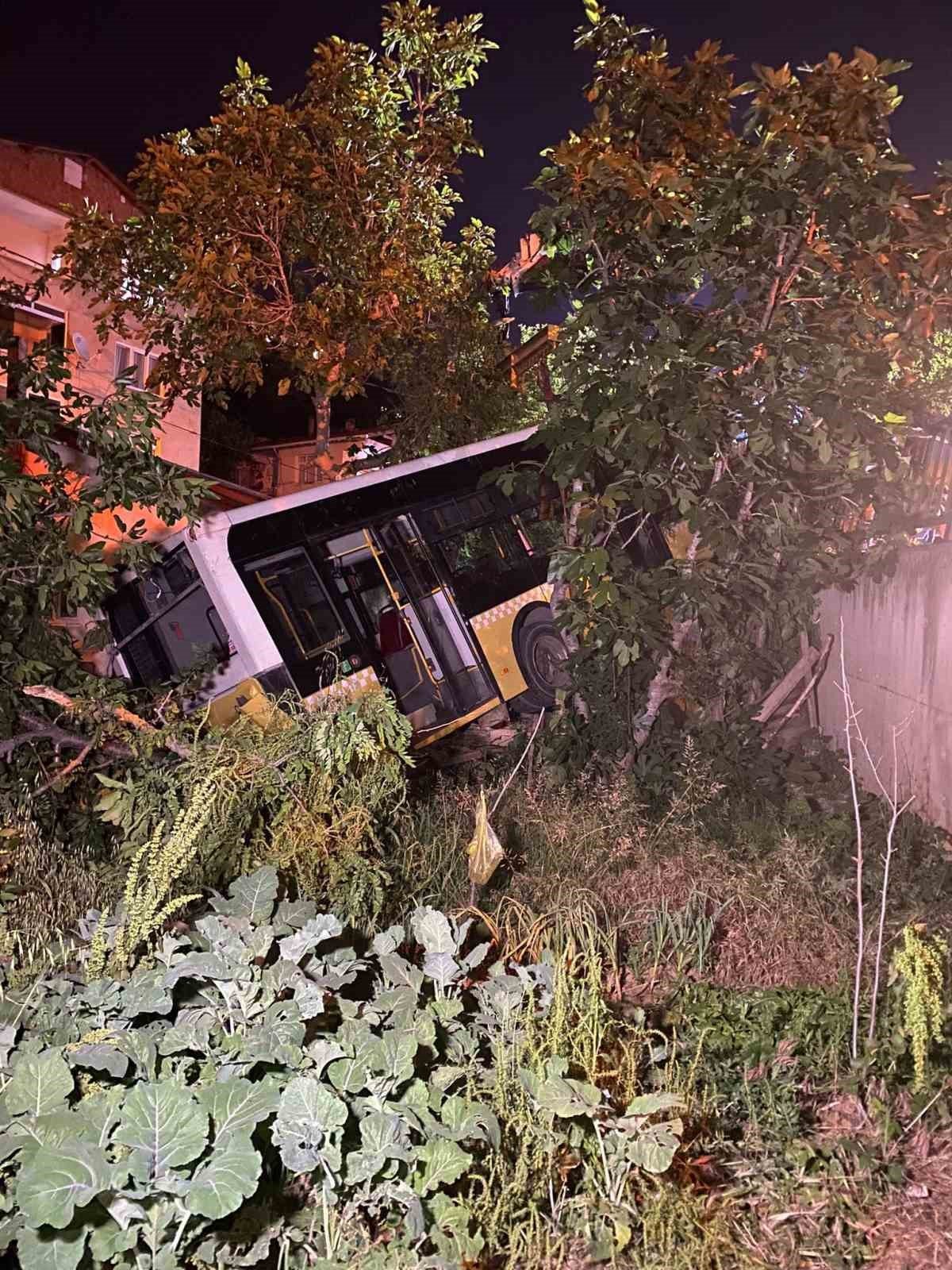 Beykoz’da freni boşalan otobüs bir evin bahçesine düştü