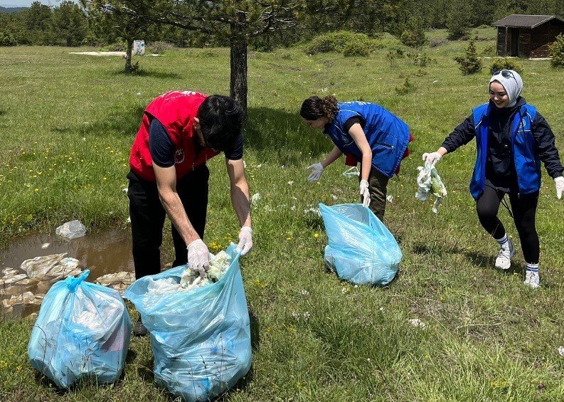 Yarım saatte 30 çöp poşeti doldu