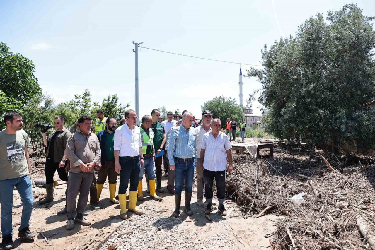 Denizli’de sel bölgesinde 280 personel ve 105 adet iş makinesi çalışmalarını sürdürüyor
