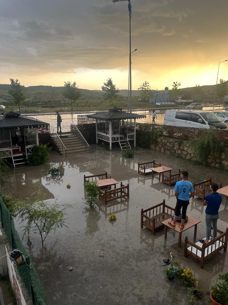 Kulp’u fırtına ve sağanak vurdu