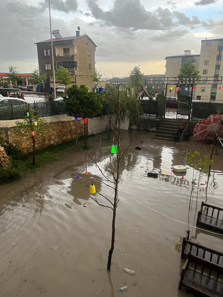 Kulp’u fırtına ve sağanak vurdu
