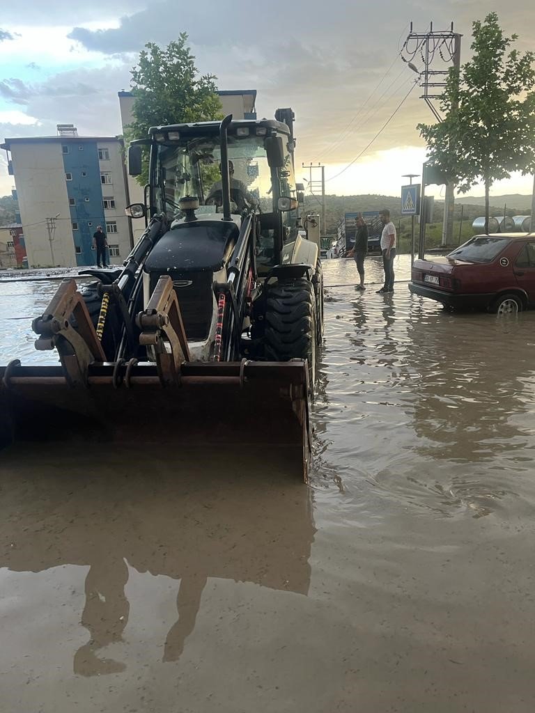 Kulp’u fırtına ve sağanak vurdu