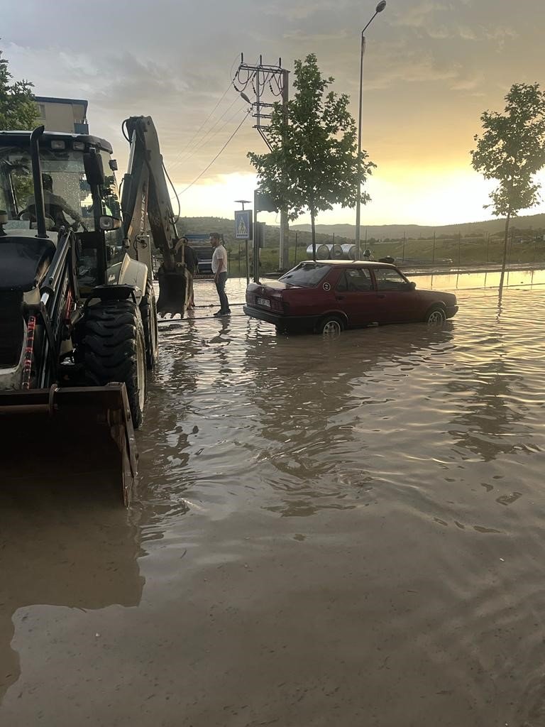 Kulp’u fırtına ve sağanak vurdu