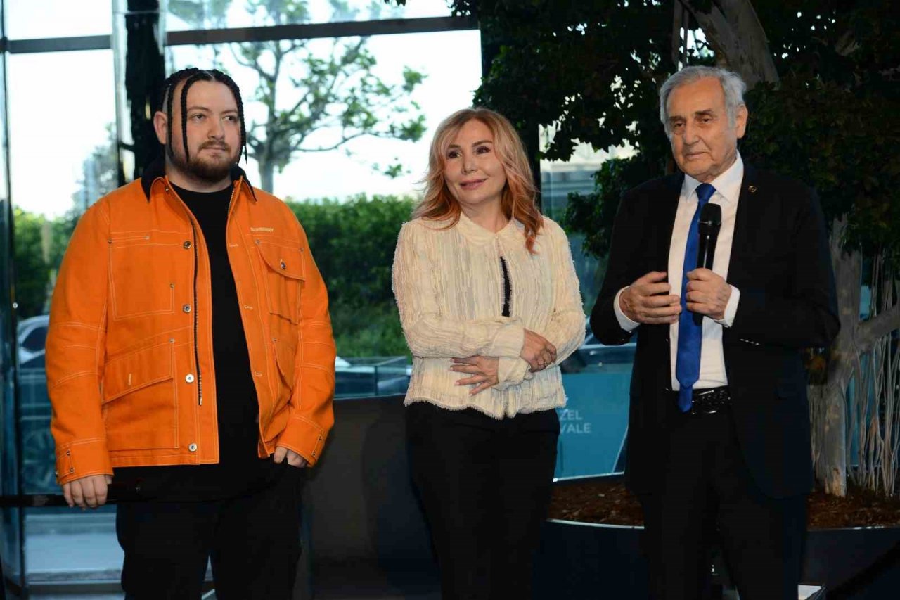 "Dün, Bugün ve Yarın" sergisine sanatseverlerden yoğun ilgi