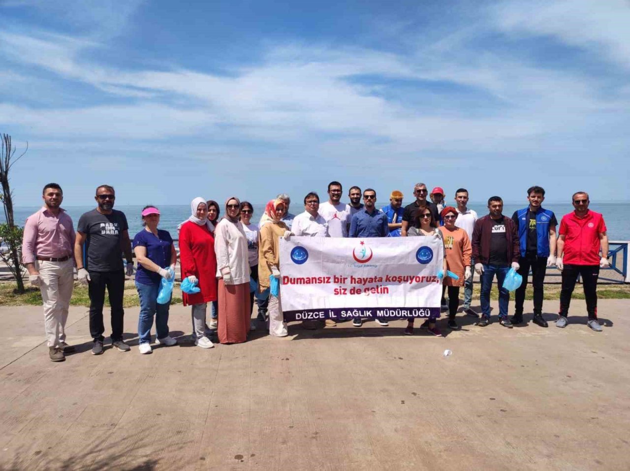 Sahilden sigara izmariti topladılar