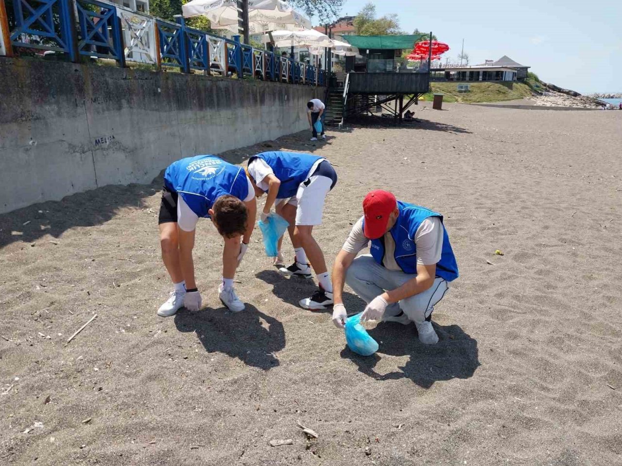 Sahilden sigara izmariti topladılar