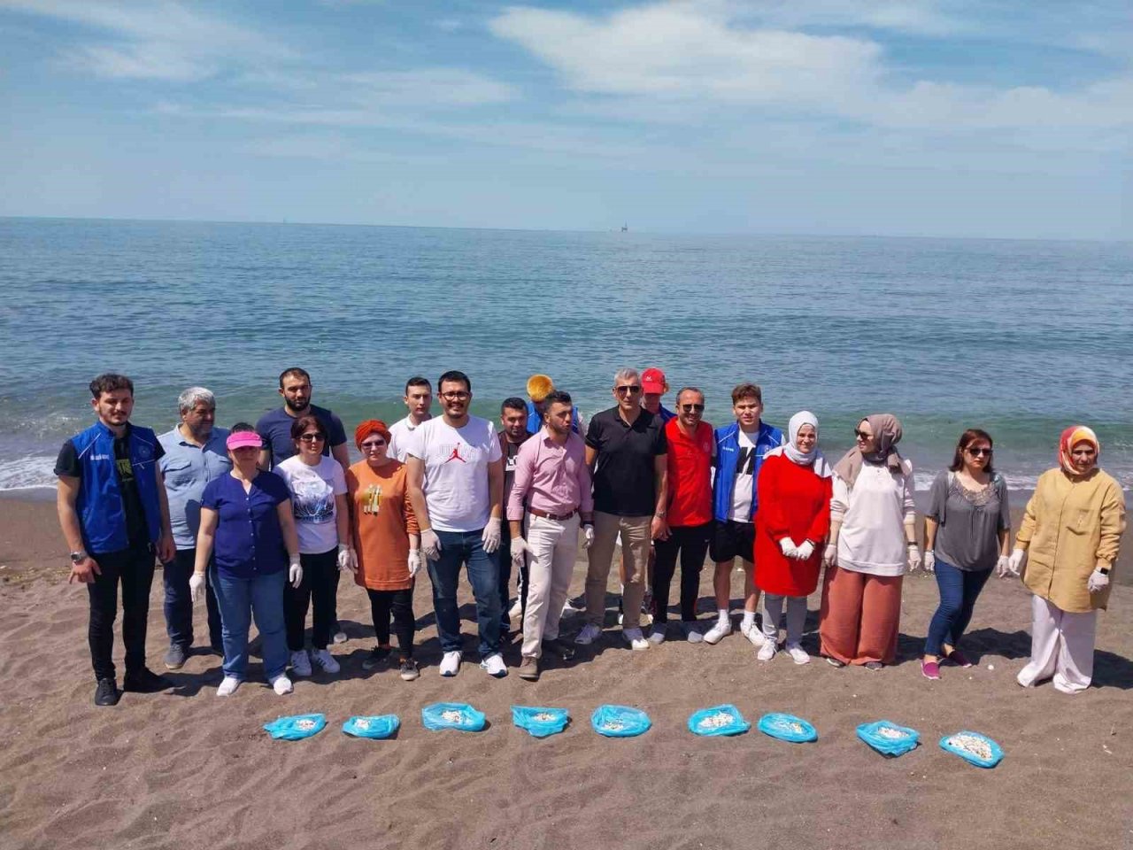 Sahilden sigara izmariti topladılar