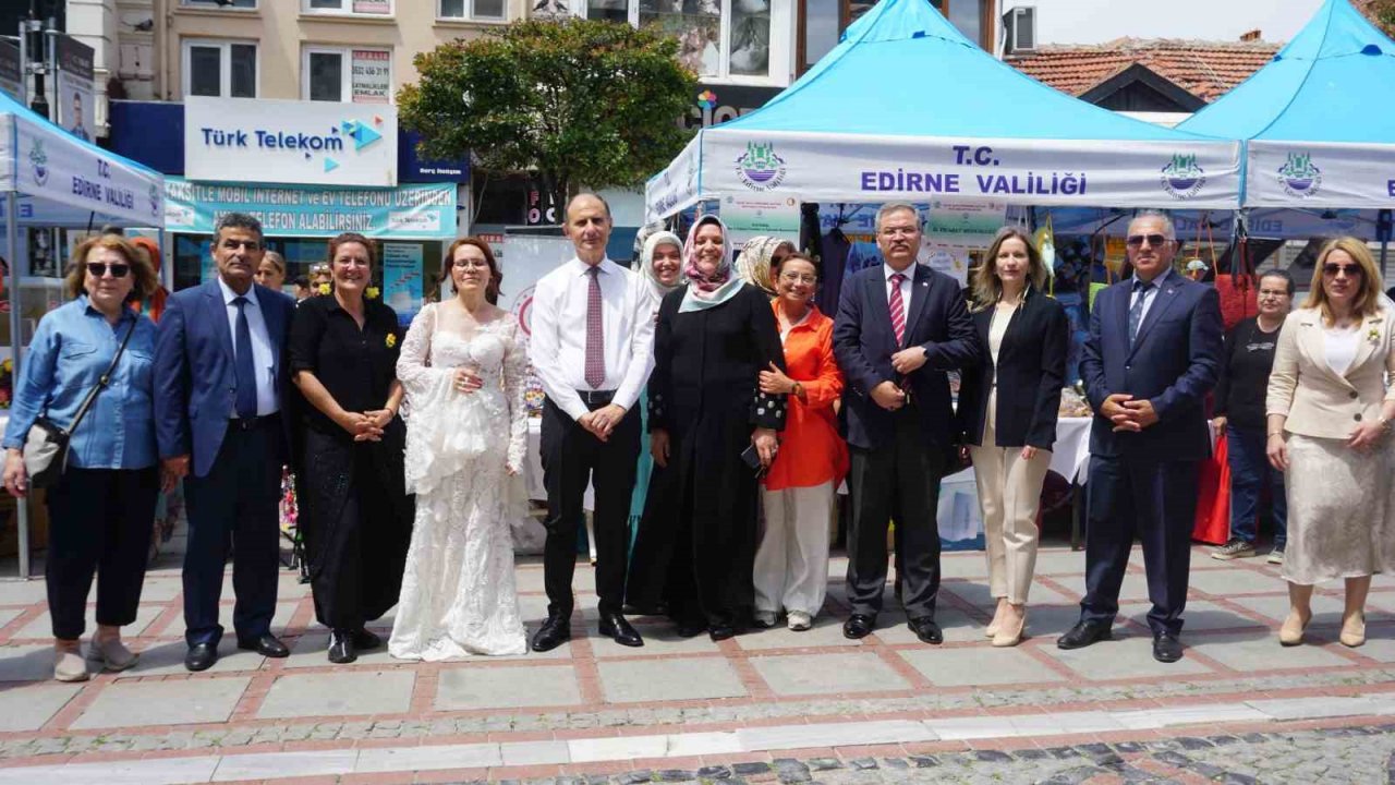 Özel tasarım dikilen gelinlik serginin ilgi odağı oldu