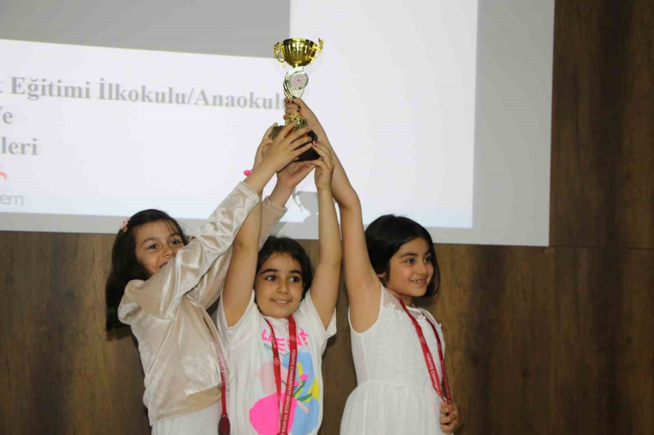 Elazığ’da Zeka ve Yetenek Okulu öğrencileri başarılarıyla ödüllendirildi