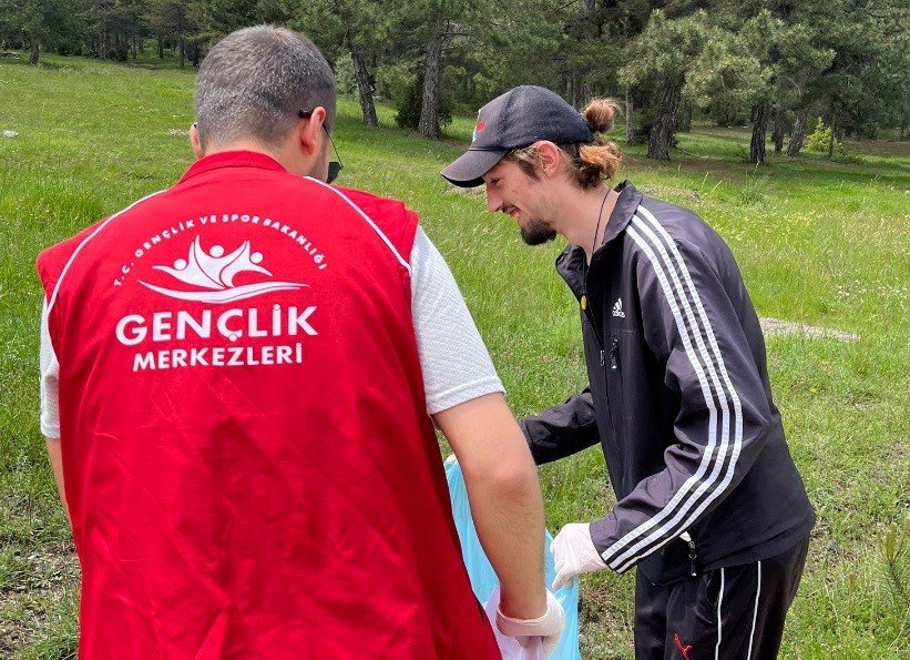 Yarım saatte 30 çöp poşeti doldu