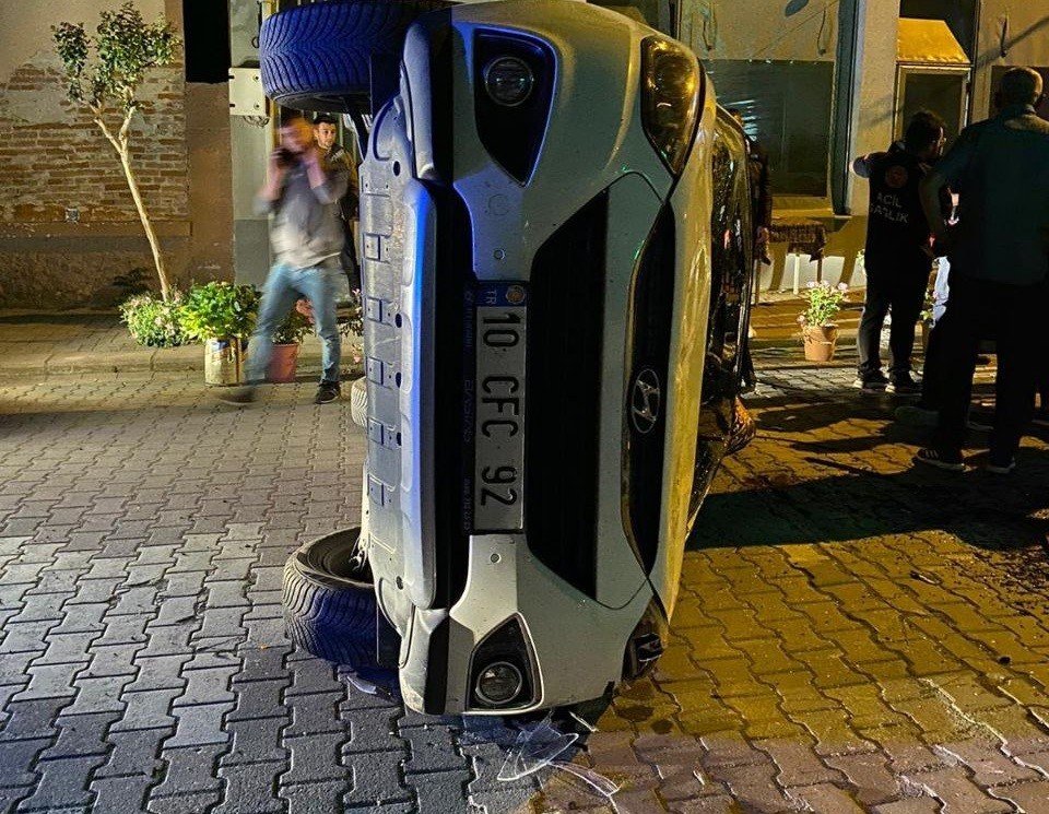 Park halindeki kamyonete çarpan otomobilde 2 kişi yaralandı