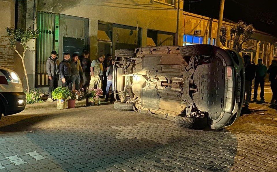 Park halindeki kamyonete çarpan otomobilde 2 kişi yaralandı