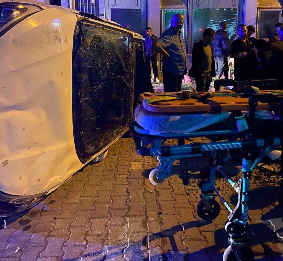 Park halindeki kamyonete çarpan otomobilde 2 kişi yaralandı