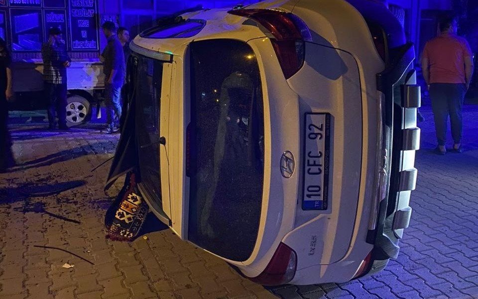 Park halindeki kamyonete çarpan otomobilde 2 kişi yaralandı