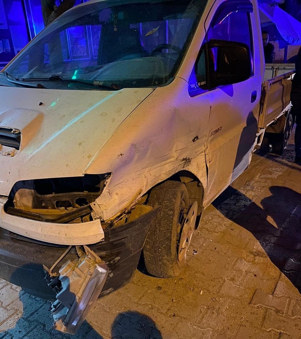 Park halindeki kamyonete çarpan otomobilde 2 kişi yaralandı