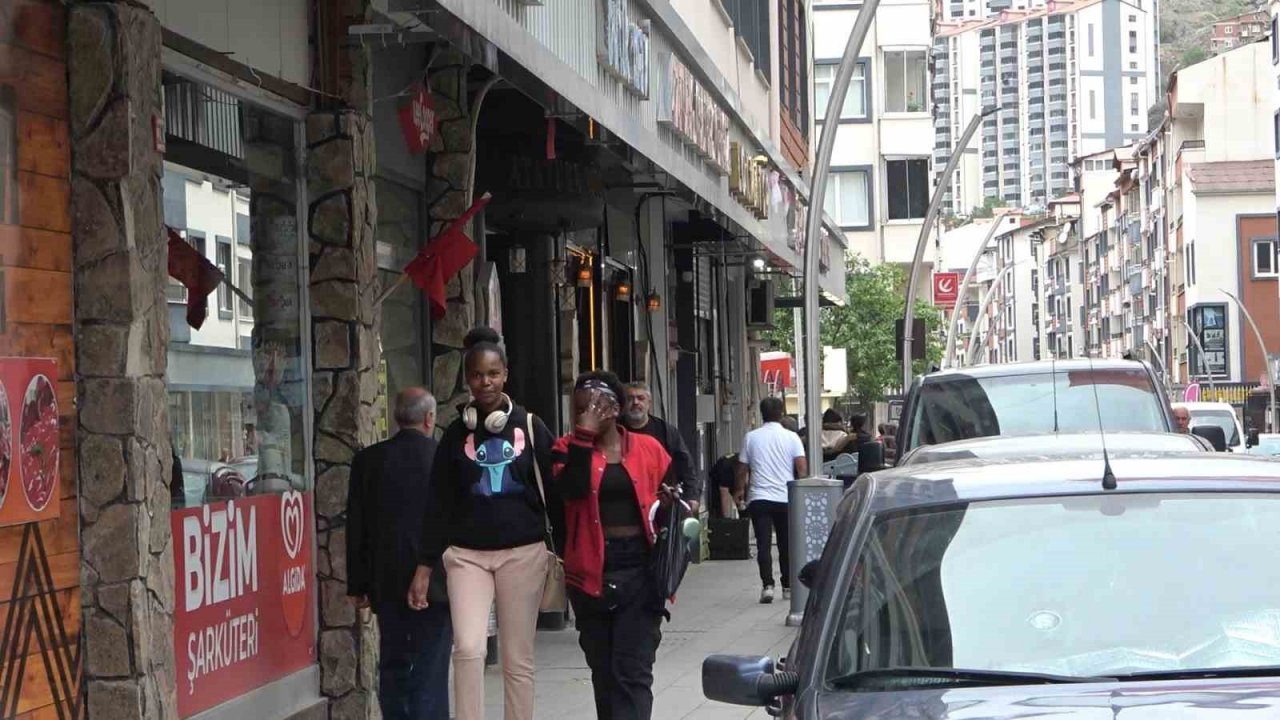 Afrikalı öğrenciler Gümüşhane’de dolmuşta konser verirse...