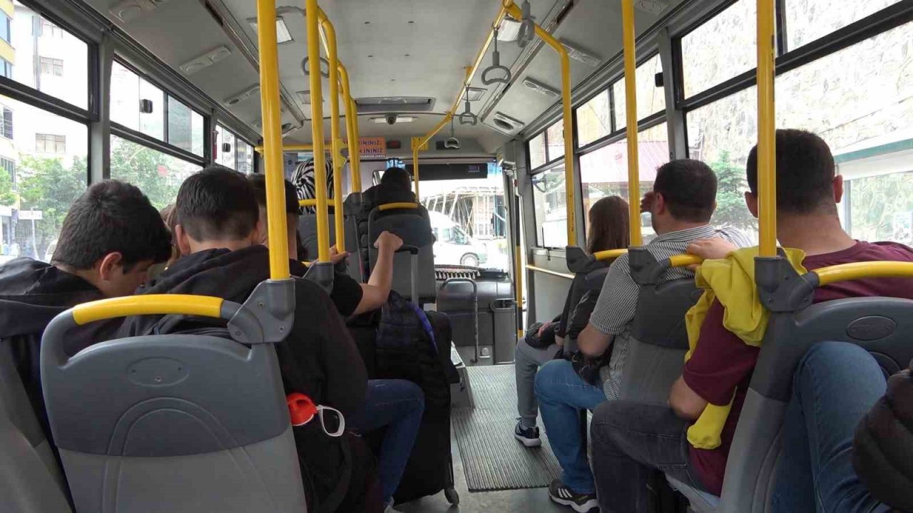 Afrikalı öğrenciler Gümüşhane’de dolmuşta konser verirse...