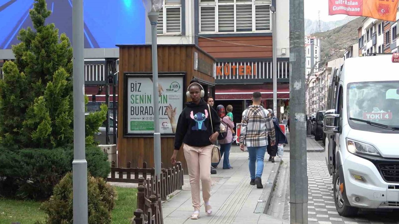 Afrikalı öğrenciler Gümüşhane’de dolmuşta konser verirse...