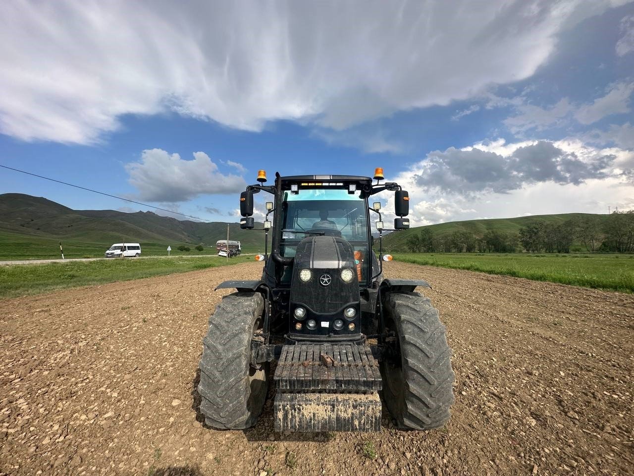 Yüksekova’da ayçiçeği ekimi