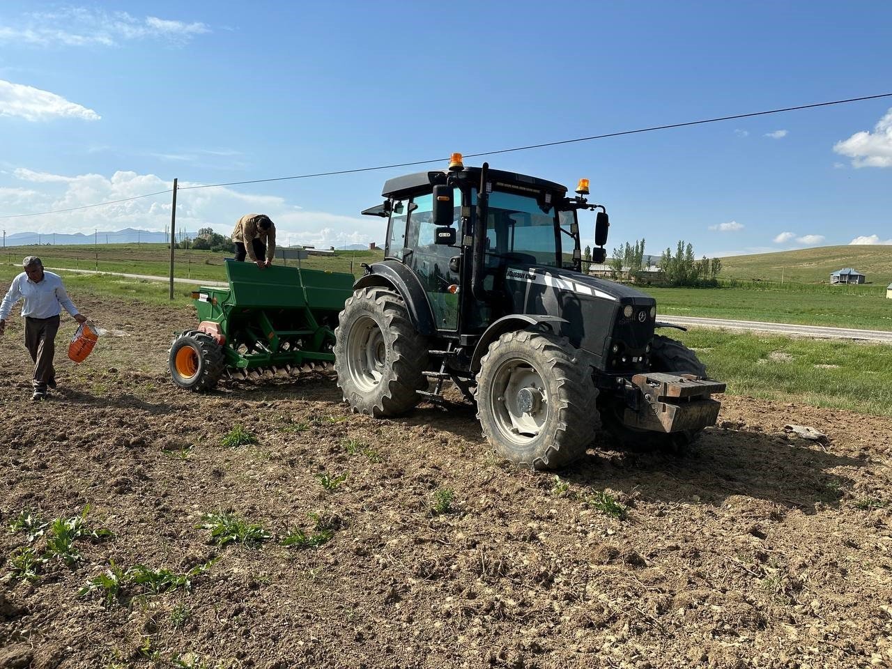 Yüksekova’da ayçiçeği ekimi