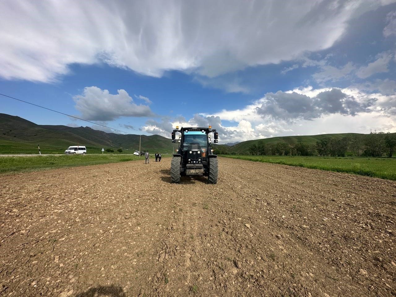 Yüksekova’da ayçiçeği ekimi