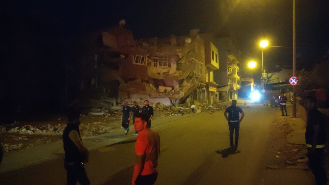 Kırıkhan’da ağır hasarlı 4 katlı bina çöktü