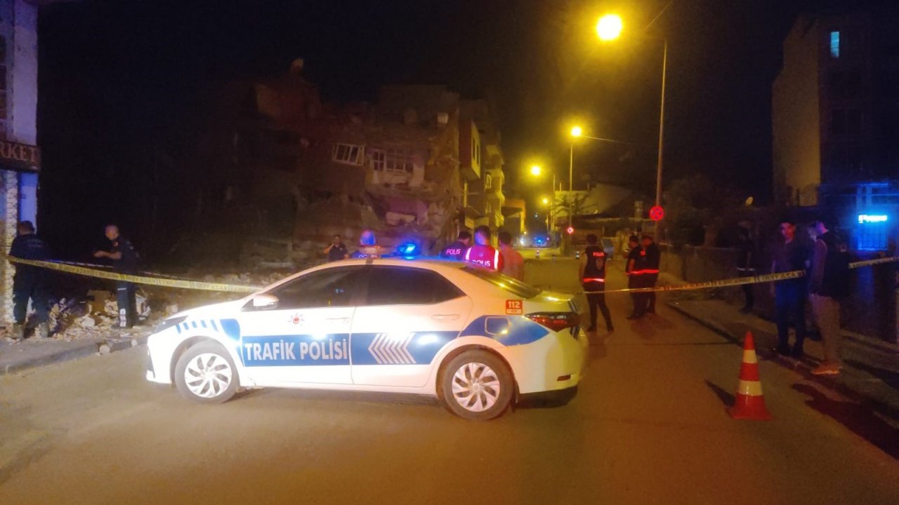 Kırıkhan’da ağır hasarlı 4 katlı bina çöktü