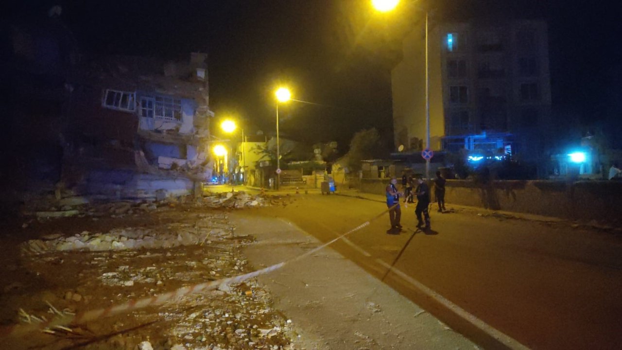 Kırıkhan’da ağır hasarlı 4 katlı bina çöktü