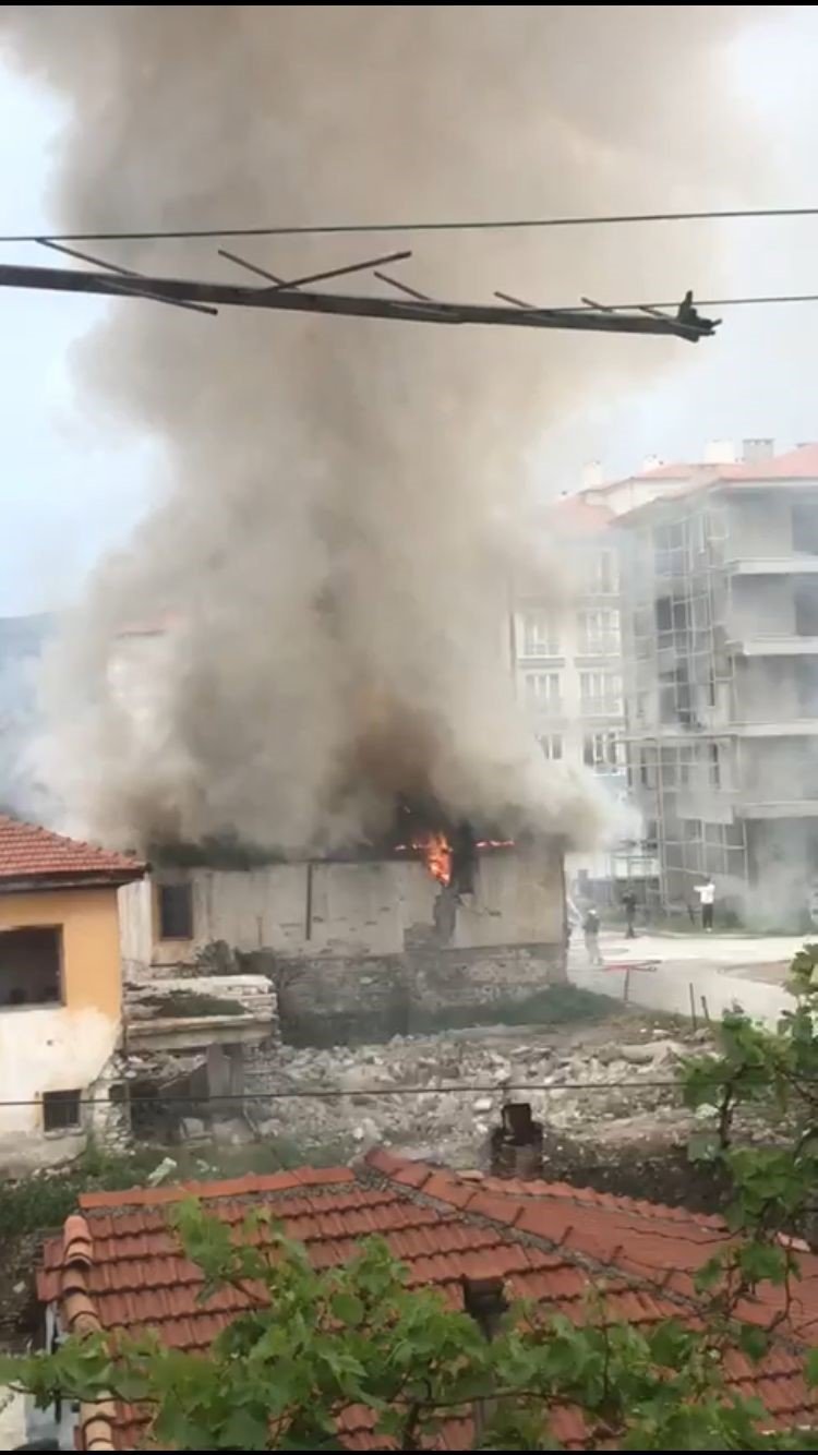 Isparta’da metruk bina alevlere teslim oldu