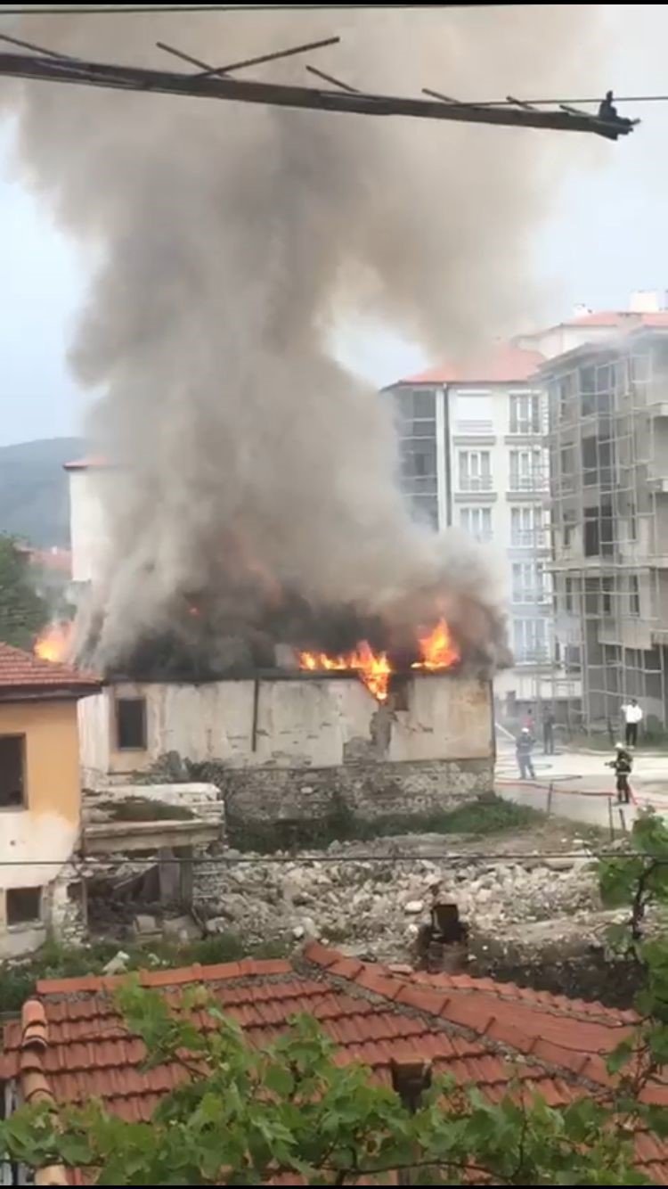 Isparta’da metruk bina alevlere teslim oldu