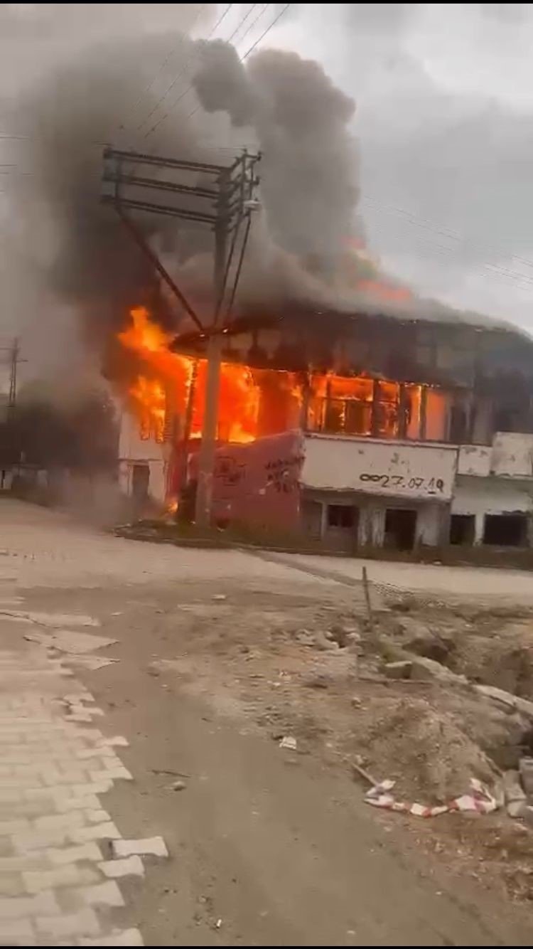 Isparta’da metruk bina alevlere teslim oldu