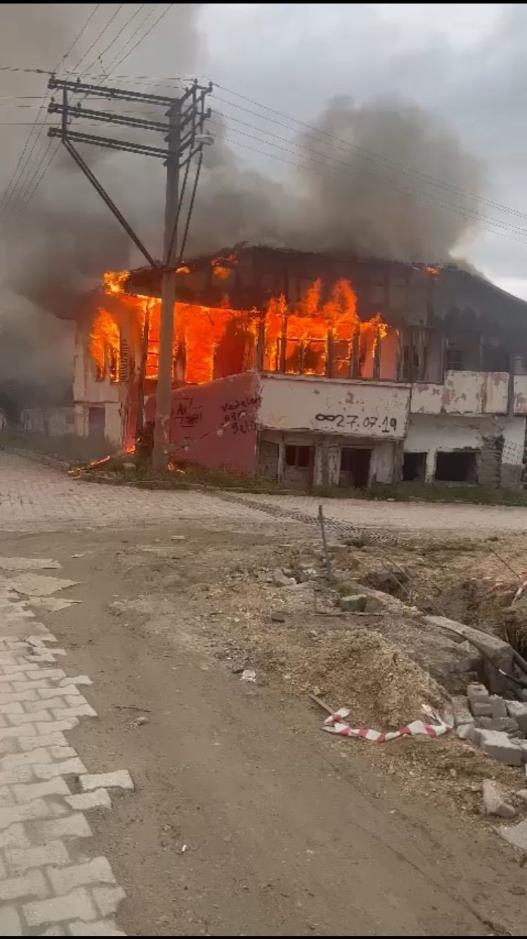 Isparta’da metruk bina alevlere teslim oldu