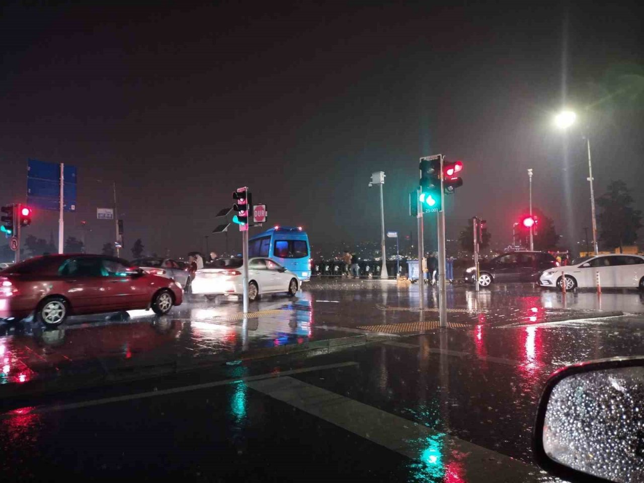 İstanbul’da sağanak yağış başladı