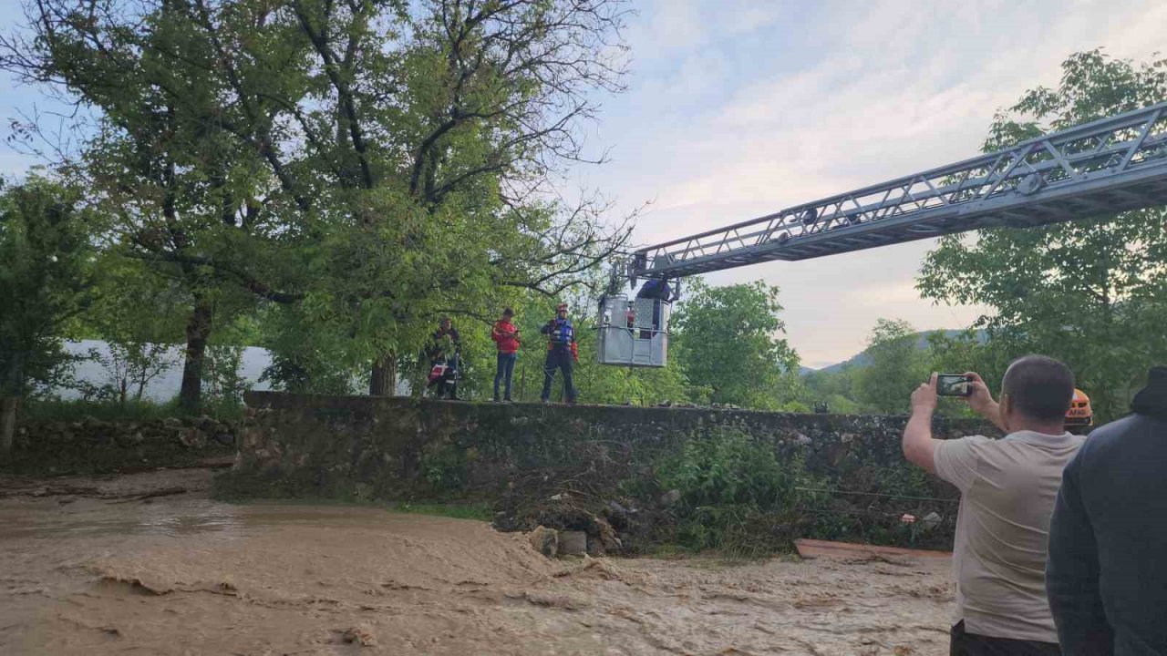 Dere yükseldi, tarlada mahsur kaldılar