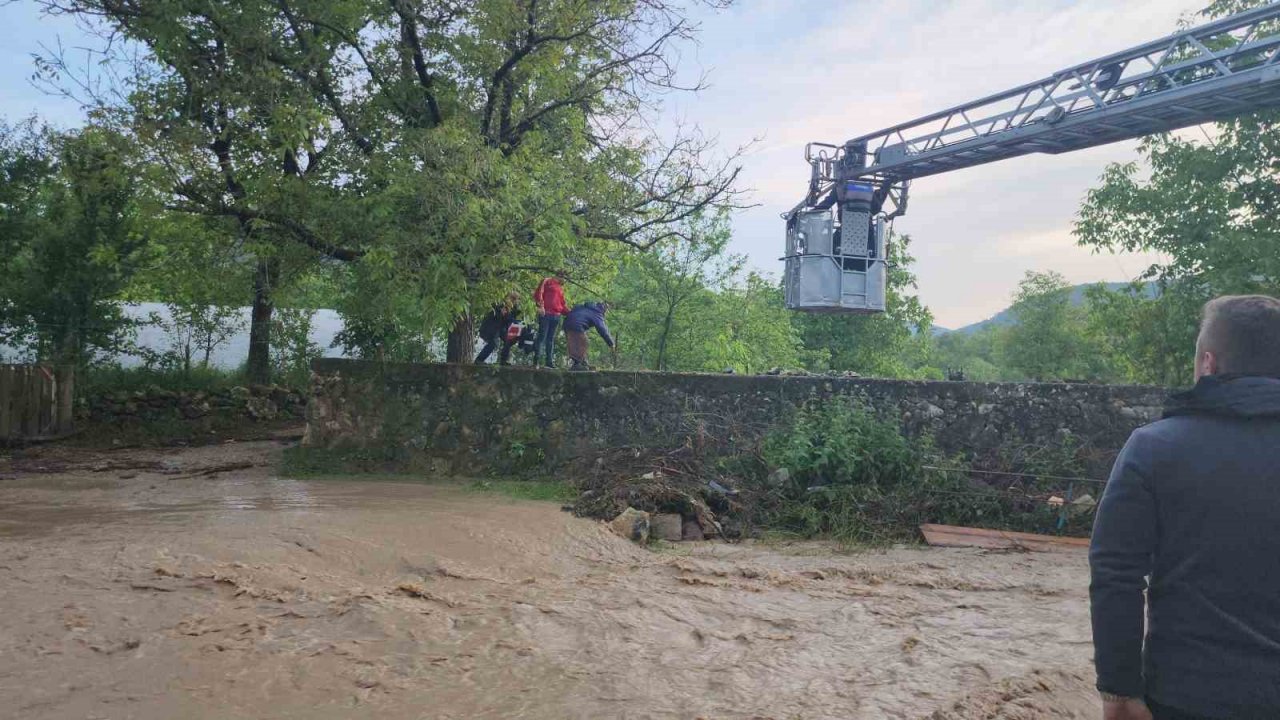 Dere yükseldi, tarlada mahsur kaldılar