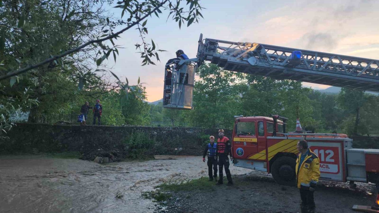Dere yükseldi, tarlada mahsur kaldılar