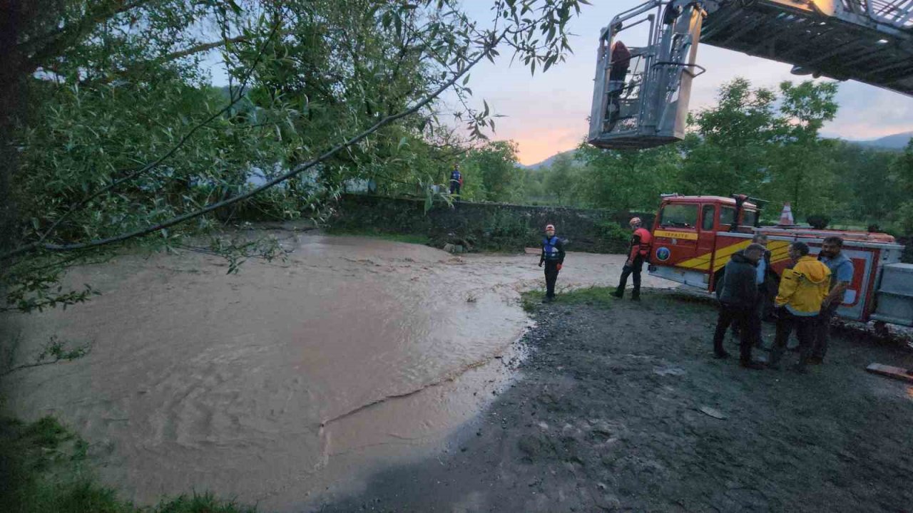 Dere yükseldi, tarlada mahsur kaldılar