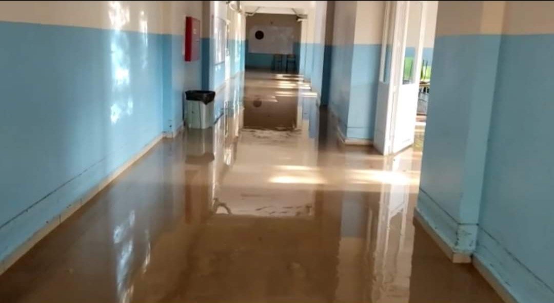 Su basan okulda temizlik çalışmaları başladı