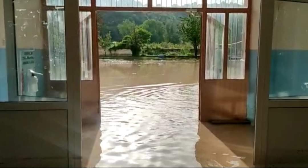 Su basan okulda temizlik çalışmaları başladı